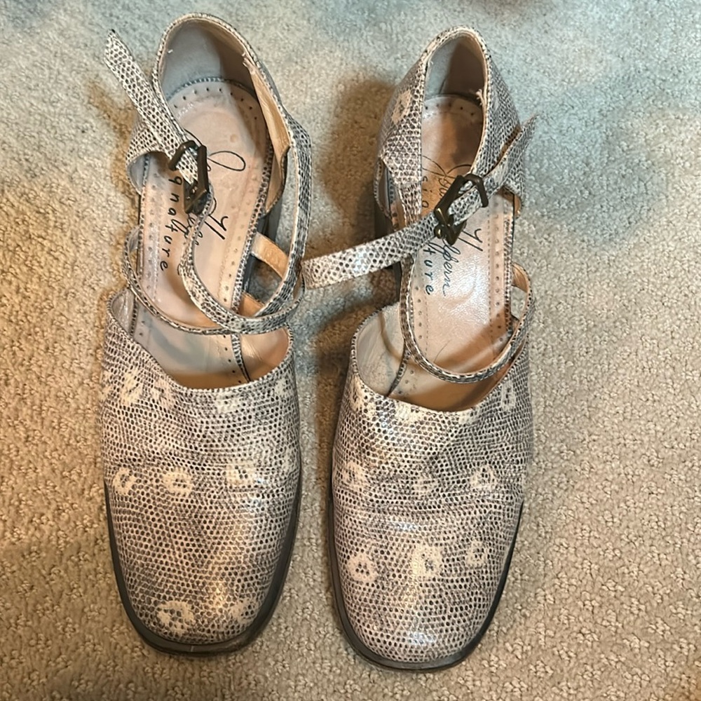 Vintage 1990s Joan Helpern Blue and White Heels Size 37.